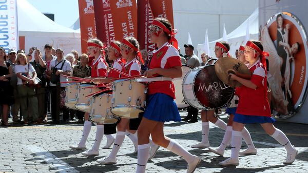 Участники объединения барабанщиков Марш выступают на фестивале Спасская башня детям на Красной площади в Москве