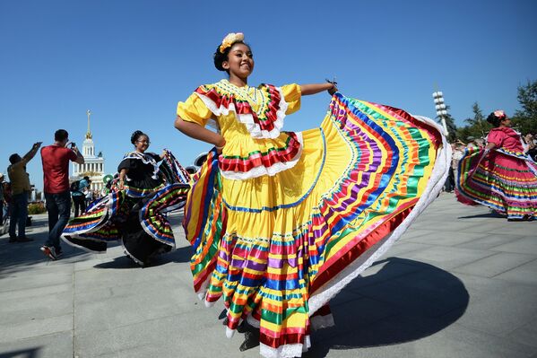 Творческий коллектив Банда Монументаль (Мексика) на шествии участников международного военно-музыкального фестиваля Спасская башня на ВДНХ