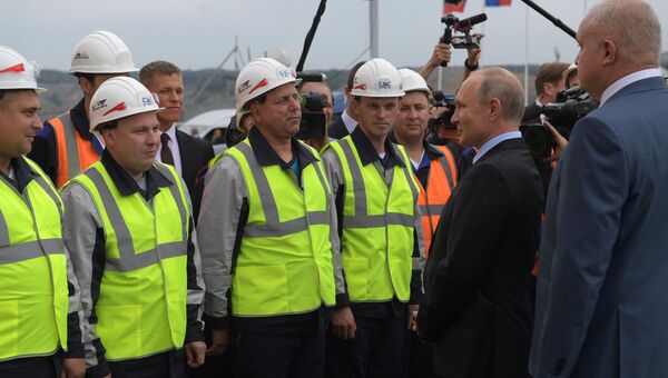 Президент РФ Владимир Путин беседует с рабочими во время посещения угольного разреза Черниговец. 27 августа 2018