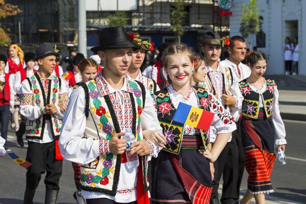  Участники парада национальной одежды, проходящего в рамках празднования Дня независимости Молдавии, в Кишиневе