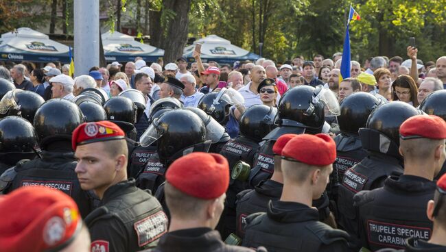 Сотрудники правоохранительных органов и участники акции протеста, требующие отставки правительства в Кишиневе