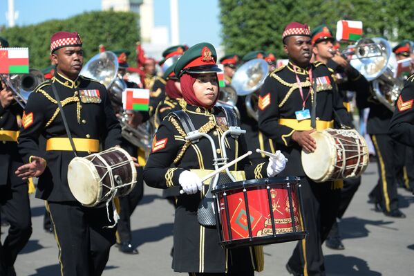 Военный оркестр Королевской гвардии Омана на шествии участников международного военно-музыкального фестиваля Спасская башня на ВДНХ