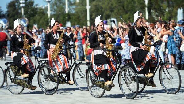 Оркестр на велосипедах Крещендо (Нидерланды) на шествии участников международного военно-музыкального фестиваля Спасская башня на ВДНХ