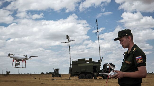Военнослужащий управляет БПЛА на окружном этапе конкурса по полевой выучке среди подразделений радиоэлектронной борьбы ЮВО в Ставропольском крае