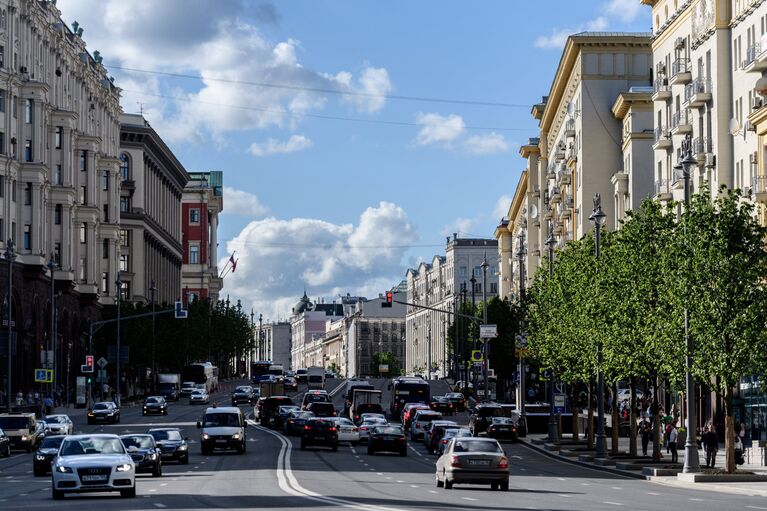 Автомобильное движение на Тверской улице в Москве