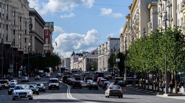 Автомобильное движение на Тверской улице в Москве. Архивное фото