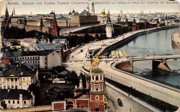 Репродукция почтовой открытки начала 20 века с изображением общего вида Кремля со стороны храма Христа Спасителя
