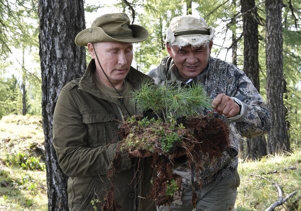 Президент РФ Владимир Путин и министр обороны РФ Сергей Шойгу во время отдыха на Енисее в Республике Тыва Президент РФ Владимир Путин и министр обороны РФ Сергей Шойгу во время отдыха на Енисее в Республике Тыва