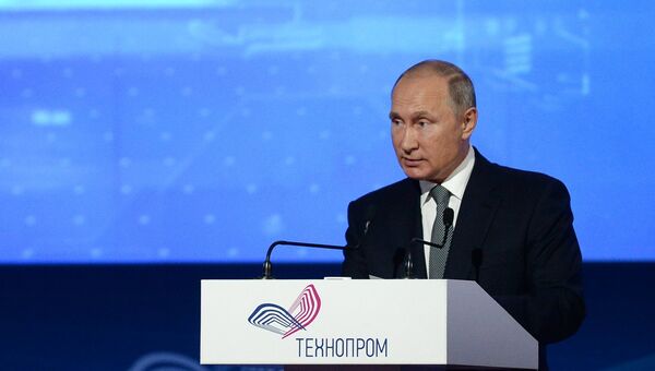 Президент РФ Владимир Путин выступает на пленарном заседании международного форума Технопром-2018. 28 августа 2018