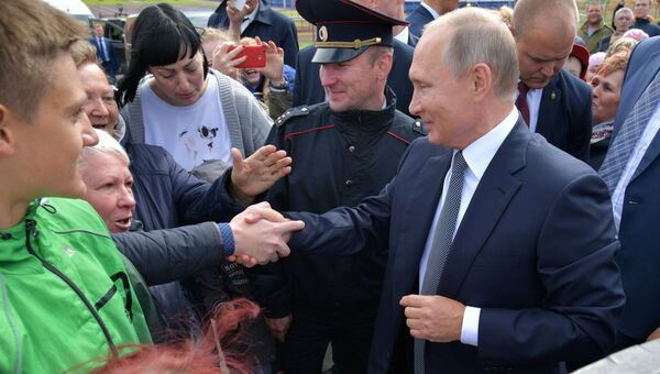 Президент РФ Владимир Путин после посещения новой школы в городе Обь Новосибирской области