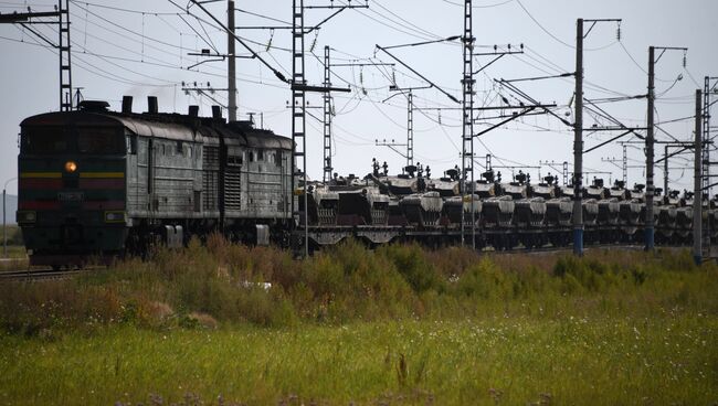 Эшелоны с военнослужащими и военной техникой. Архивное фото