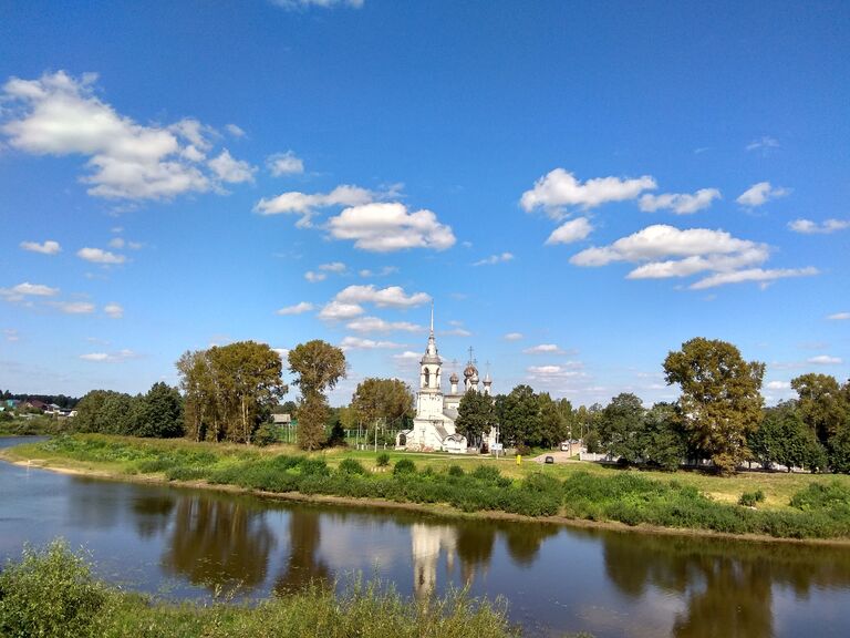 Церковь Сретения, располагающаяся на набережной Вологды