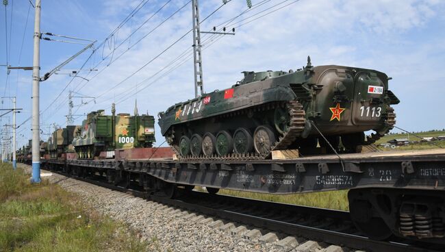 Эшелоны с военной техникой перед началом военных учений Восток-2018. Архивное фото