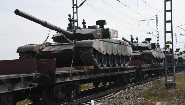 Эшелоны с военной техникой перед началом военных учений Восток-2018. Архивное фото