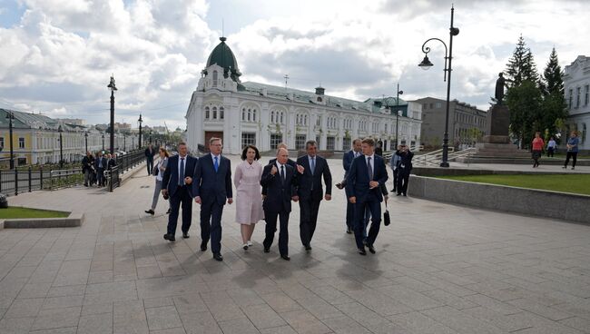 Президент РФ Владимир Путин во время осмотра реконструированной улицы Ленина в Омске. 28 августа 2018