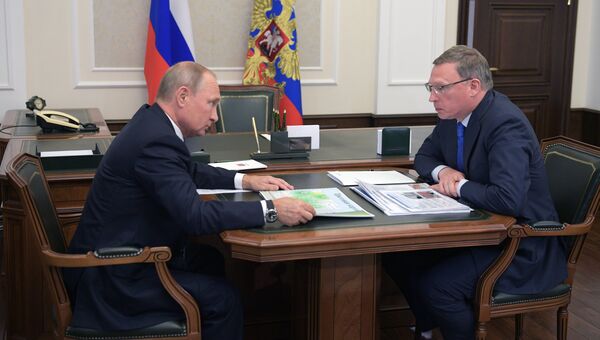 Президент РФ Владимир Путин и временно исполняющий обязанности губернатора Омской области Александр Бурков