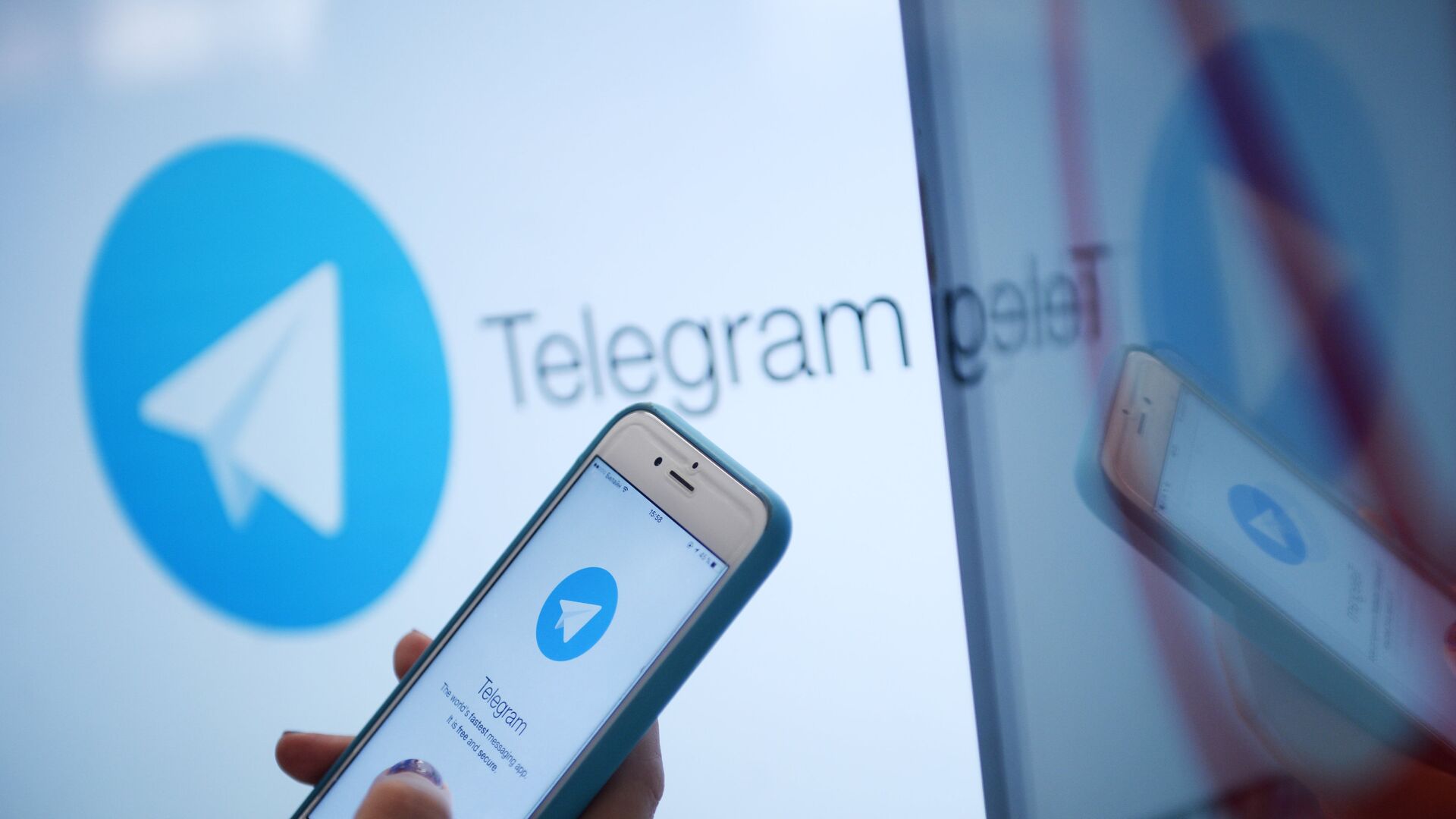 Логотип мессенджера Telegram на экране монитора и телефона - РИА Новости, 1920, 10.06.2021