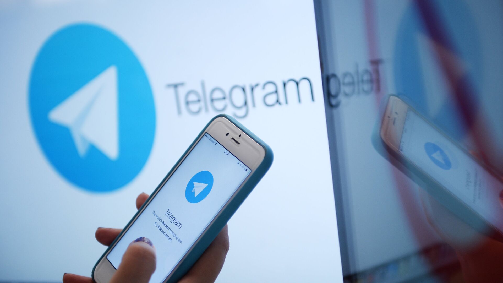Логотип мессенджера Telegram на экране монитора и телефона - РИА Новости, 1920, 14.06.2021