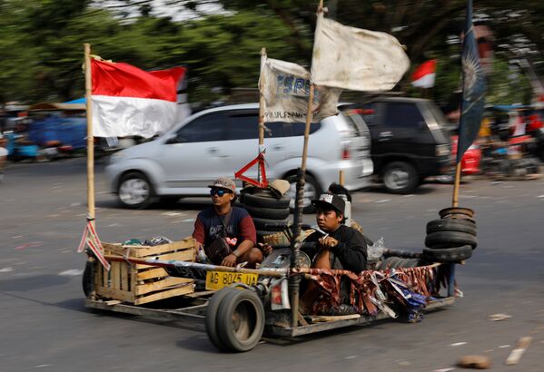 Участники фестиваля мотороллеров в Индонезии