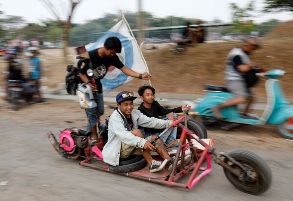 Участники фестиваля мотороллеров в Индонезии