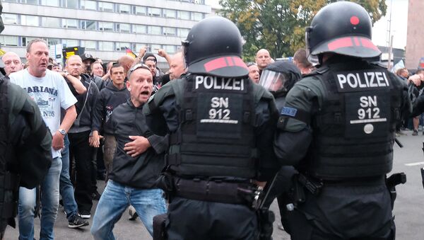 Полицейские и протестующие в Хемнице