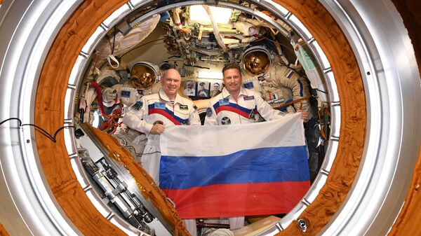 Российские космонавты Олег Артемьев и Сергей Прокопьев на борту МКС