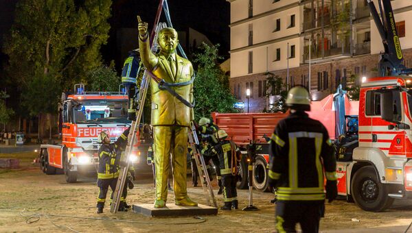 Демонтаж позолоченной статуи президента Турции Тайипа Эрдогана, Германия. 28 августа 2018