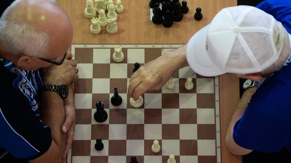 Пенсионеры во время игры в шахматы