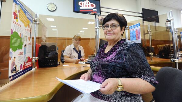 Женщина в клиентском зале Пенсионного фонда России. Архивное фото