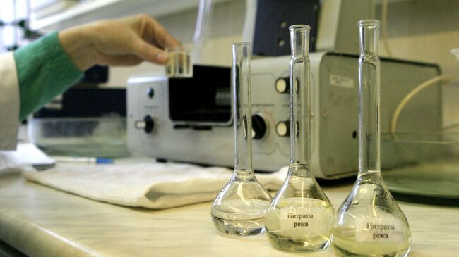 В центральной химико-биологической лаборатории водопровода МП Водоканал проходит исследование проб воды из Амура, взятых перед водозабором