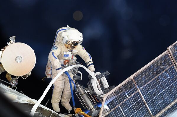 Российский космонавт во время выхода в открытый космос. 15 августа 2018 года