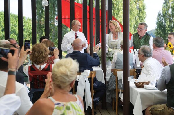 Президент Владимир Путин на свадьбе министра иностранных дел Австрии Карин Кнайсль и финансиста Вольфганга Майлингера. 18 августа 2018