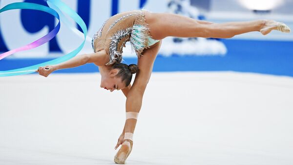 Российская гимнастка Александра Солдатова выполняет упражнения с лентой в квалификации индивидуального многоборья на этапе Кубка вызова-2018 в Казани