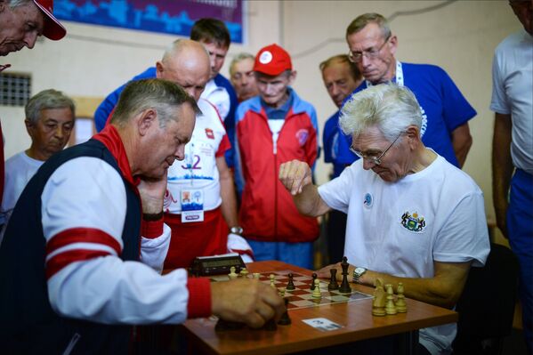 Участники соревнований по шахматам в рамках V Всероссийской спартакиады пенсионеров в центре спортивной подготовки Заря в Новосибирске
