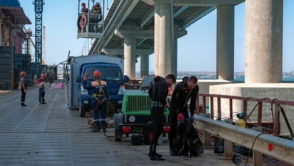 Демонтаж вспомогательных конструкций на стройке Крымского моста. 30 августа 2018
