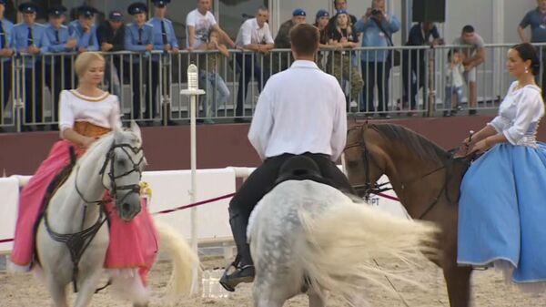 Опасные конные трюки и вальс на лошадях на фестивале Спасская башня