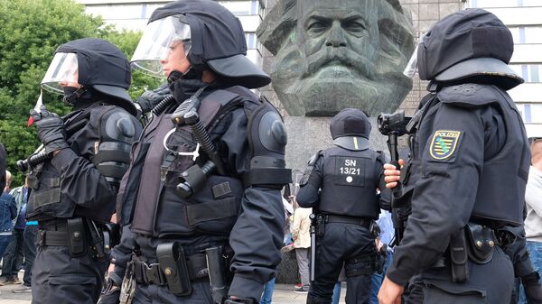 Сотрудники правоохранительных органов возле памятника Карлу Марксу в Хемнице, Германия