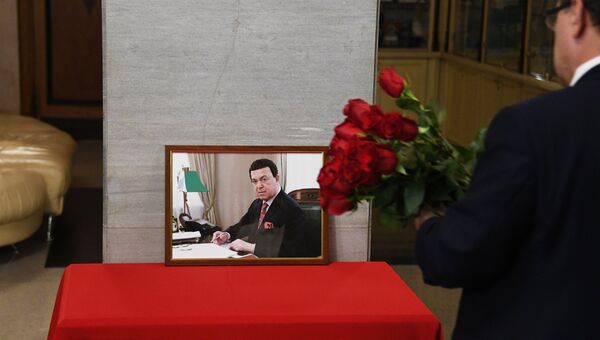 Цветы в память об Иосифе Кобзоне в здании Государственной Думы РФ в Москве