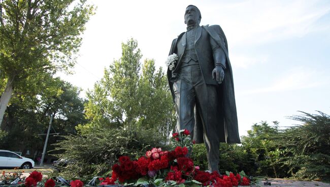 Цветы в память об Иосифе Кобзоне у памятника певцу в Донецке