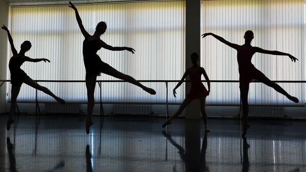 Балерины в балетном классе. Архивное фото