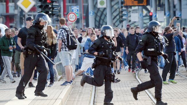 Полицейские и протестующие в Хемнице