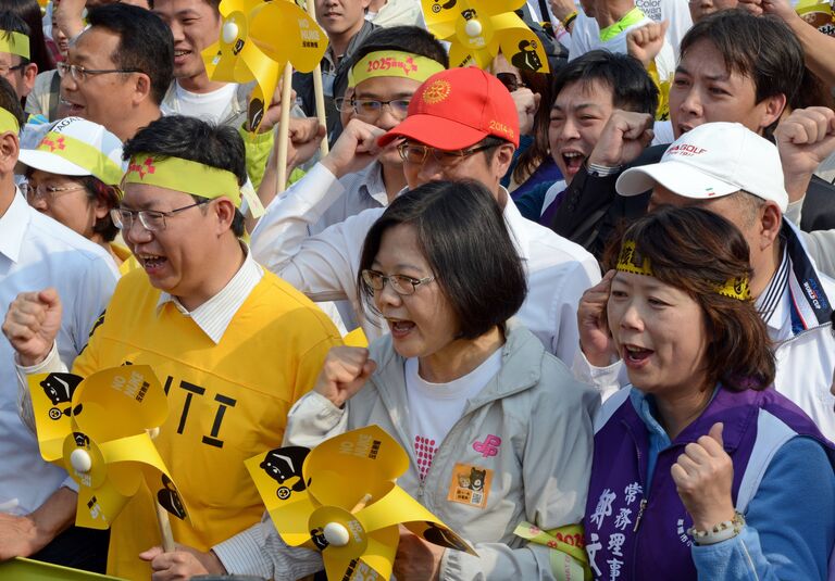 Цай Инвэнь во время антиядерного митинга в Тайбэе