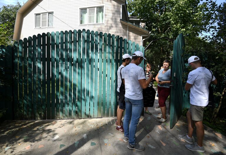 Волонтеры проводят агитацию в поддержку кандидата в мэры Москвы С. Собянина в СНТ Мирный в Московской области