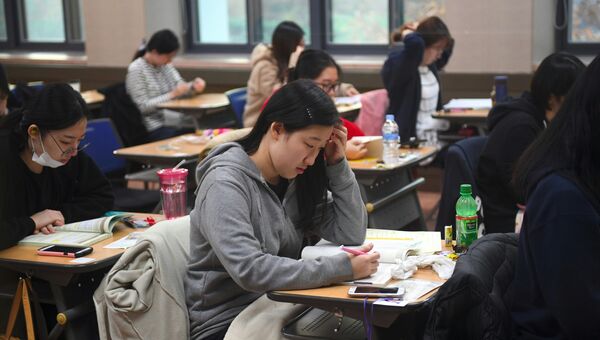 Южнокорейские школьники сдают экзамен. Архивное фото