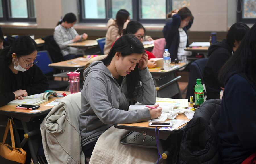 Южнокорейские школьники сдают ежегодный стандартизированный экзамен для поступления в колледж