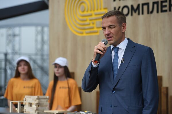 Заместитель министра промышленности и торговли РФ Виктор Евтухов на выставке Современная жизнь в деревянном доме