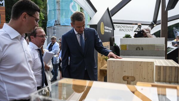 Заместитель министра промышленности и торговли РФ Виктор Евтухов на выставке Современная жизнь в деревянном доме