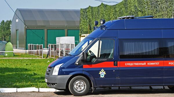 Автомобиль Следственного комитета рядом с территорией ангара, в котором хранятся обломки самолета Ту-154М президента Польши Леха Качиньского
