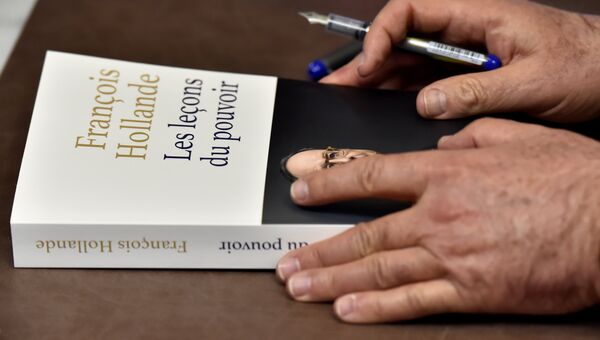 Книга о презендентском сроке Франсуа Олланда в его руках
