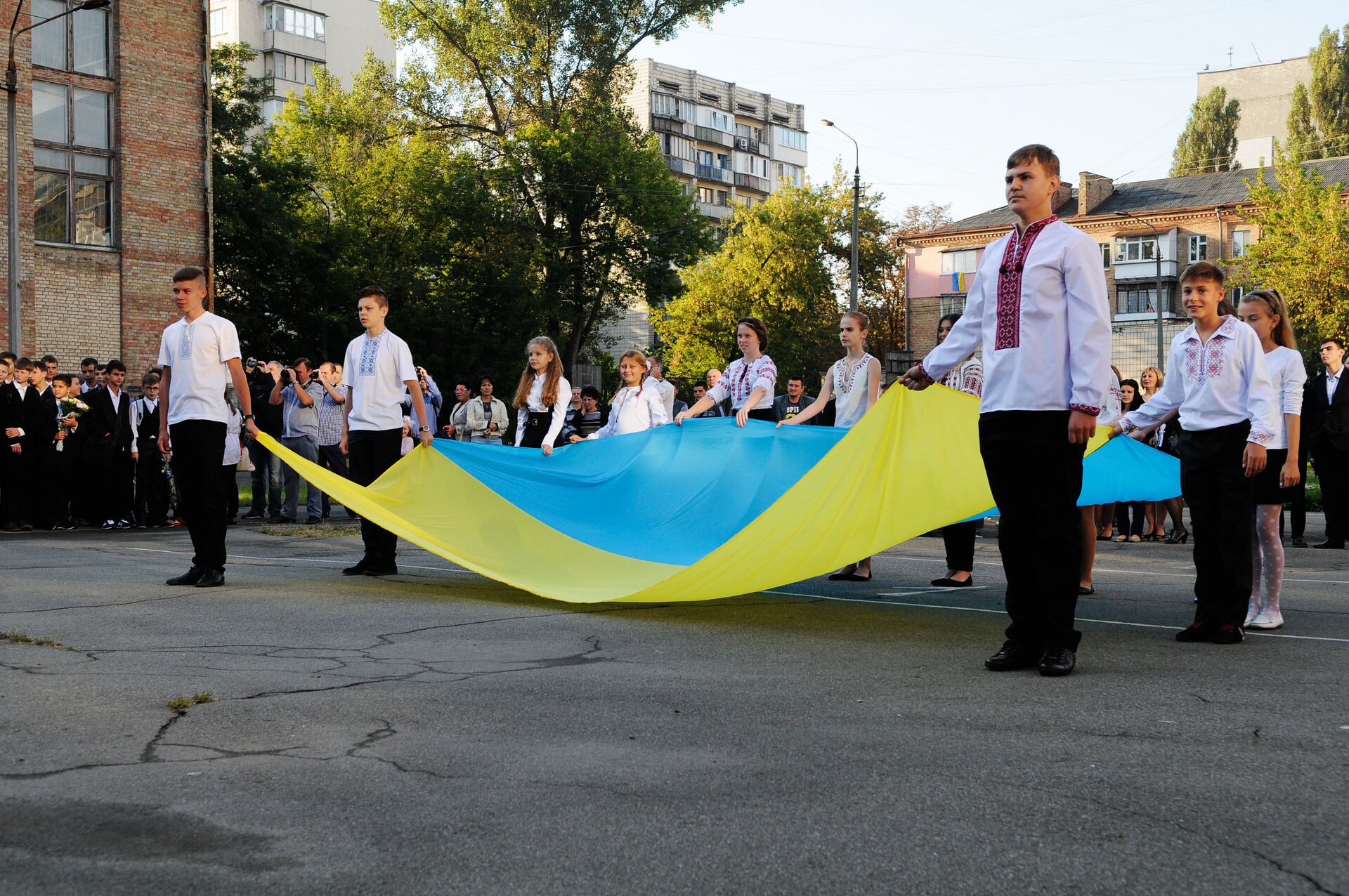 Ученики на торжественной линейке, посвященной Дню знаний, в Киеве - РИА Новости, 1920, 15.12.2020